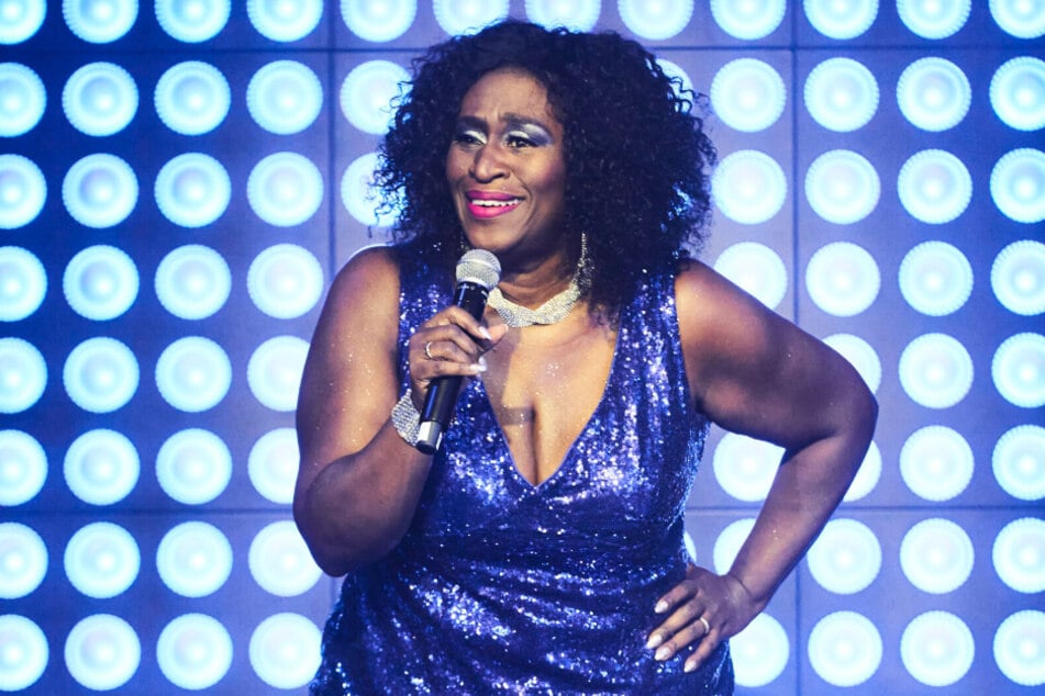 "Weather Girl" Ingrid Arthur (57, "It's Raining Men") ist Teil der bunten Show.
