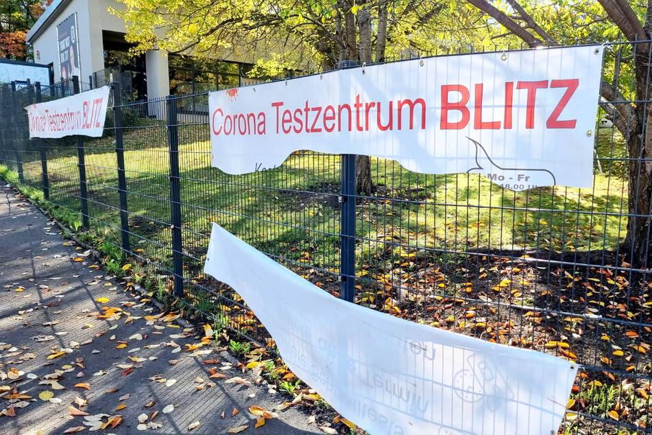 Chemnitz: Banner von Corona-Teststation in Chemnitz zerstört