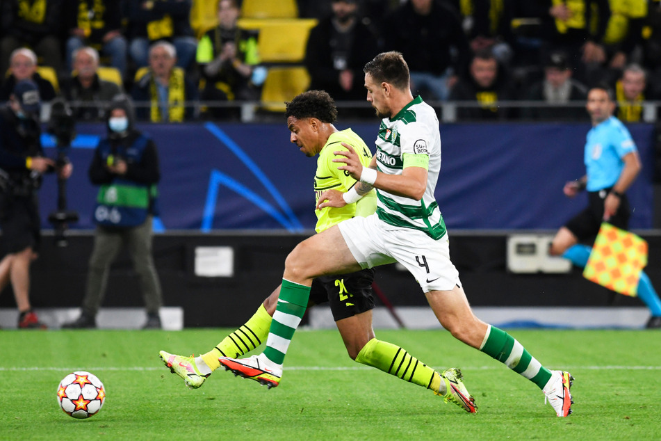 Die Führung für den BVB: Donyell Malen (l.) setzt sich gegen Sportings Innenverteidiger Sebastian Coates durch und schießt zum 1:0 ein.