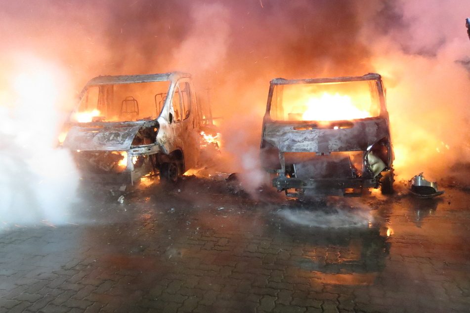 Auf dem Gelände eines Wohnmobilherstellers bei Halberstadt wütete in der Nacht zum Sonntag ein verheerendes Feuer. Sechs Wohnmobile wurden dabei zerstört, sieben weitere schwer beschädigt.