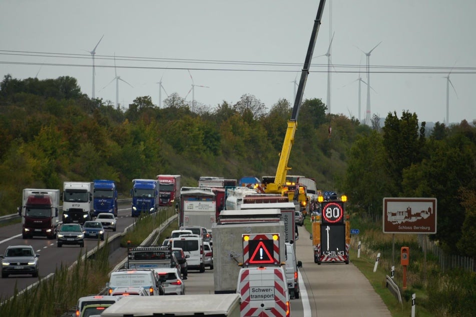 Die Bergungsarbeiten sorgen für Stau auf der A14.