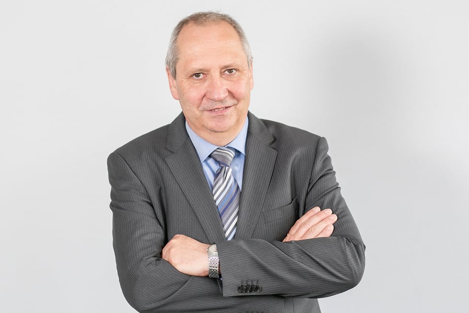 Arbeitgeberpräsident Jörg Brückner (61) kritisiert den langsamen Ausbau der Bahnstrecke Chemnitz - Leipzig.