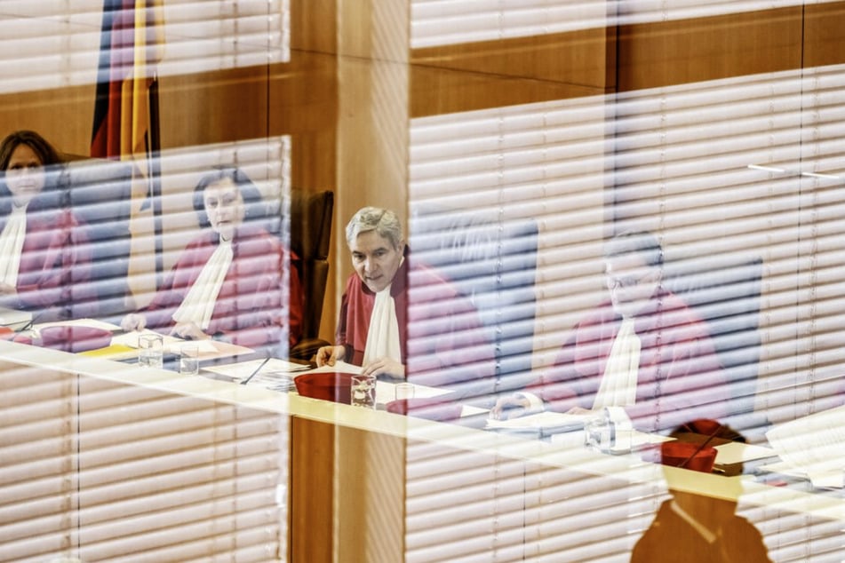 Das Bundesverfassungsgericht ist völlig unabhängig vom Parlament.