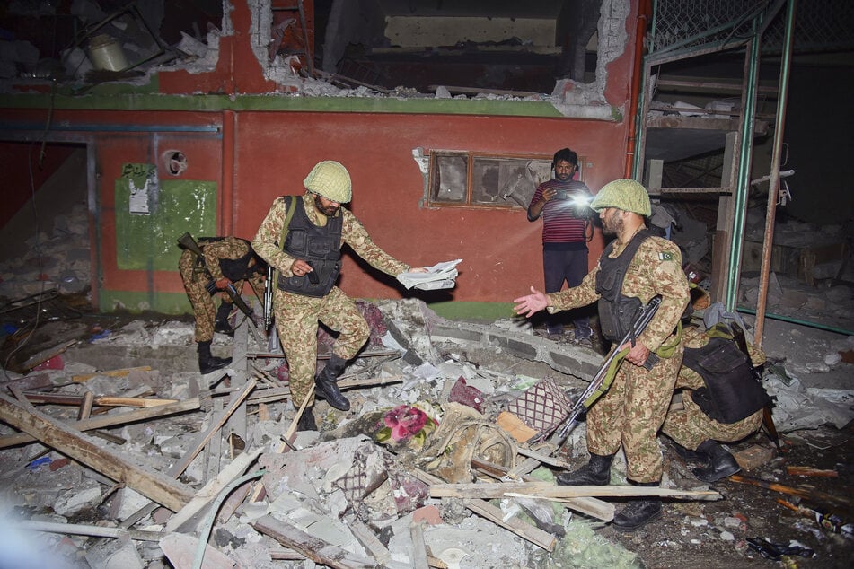 Pakistanische Soldaten inspizieren ein Gebäude, das durch einen mutmaßlichen indischen Raketenangriff in der Nähe von Muzaffarabad, der Hauptstadt des pakistanisch kontrollierten Kaschmir, beschädigt wurde.