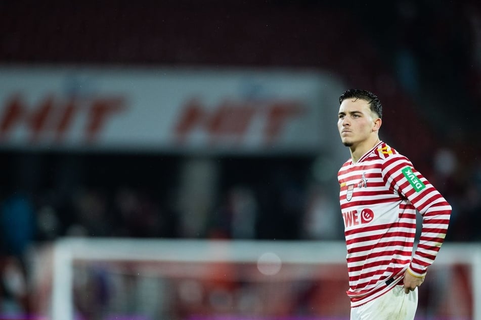 Kölns Wunderkind Said El Mala (19) steht kurz nach dem Abpfiff mit nachdenklicher Miene auf dem Rasen.