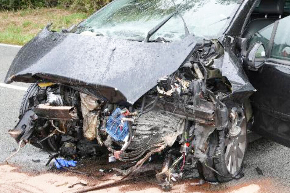 Autofahrerin (20) kommt auf Gegenfahrbahn: 56-Jährige stirbt bei Frontalcrash