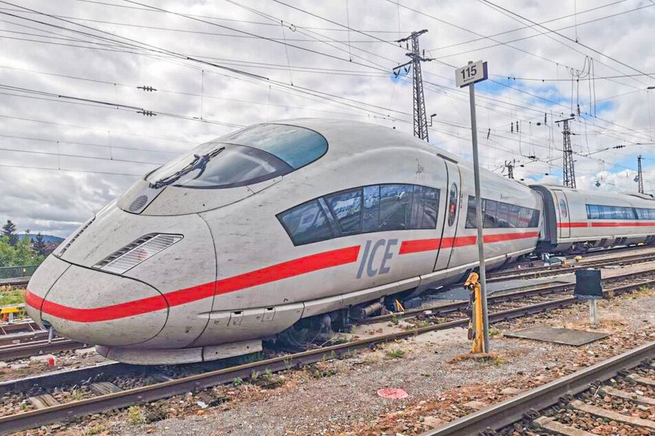 Das Ende des Zuges steht komplett quer über drei Gleise. Die Bergung dauert an.