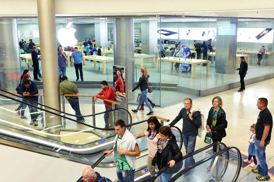 Soll sich auf Wunsch von Mitarbeitern tariflich binden: Tech-Gigant Apple mit seiner Filiale in der Altmarkt-Galerie.