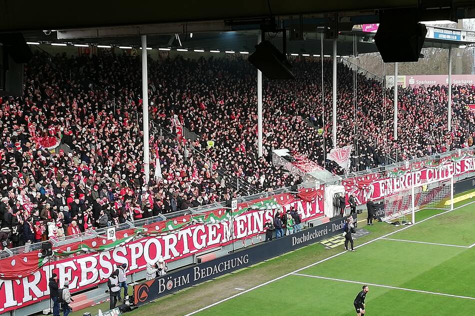 Die Nordwand der Energie-Fans ist eine halbe Stunde vor Anpfiff voll da.