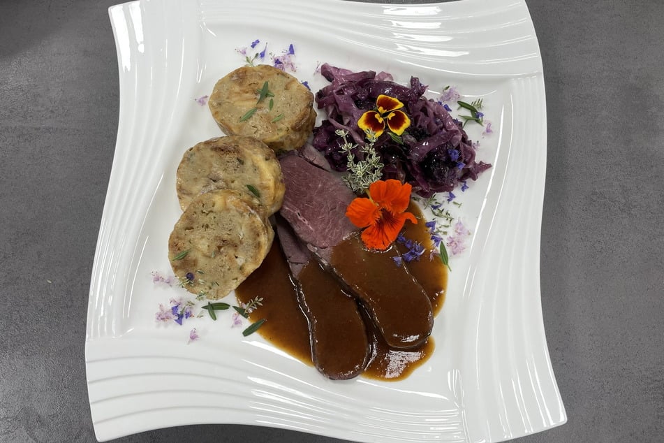 Der 3. Gang: Gebackener gebeizter Dammhirschschinken, Spitzkohlgemüse mit Heidelbeeren und Buchweizenknödel.