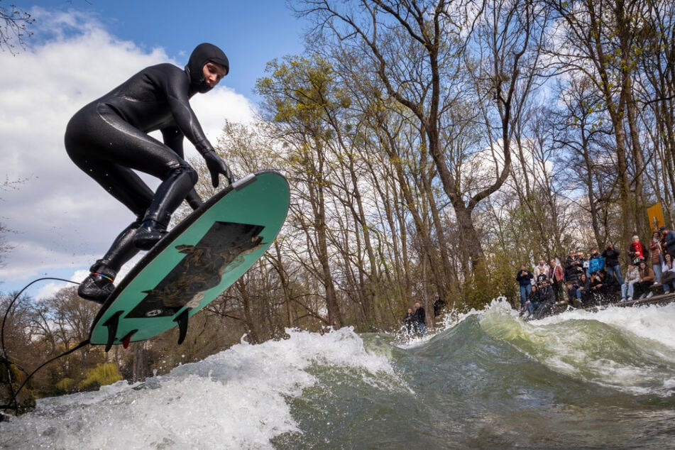 Es könnte ein nur kurzes Gastspiel sein. Doch die Surfer freuen sich am Feiertag über die weltbekannte Welle in München.