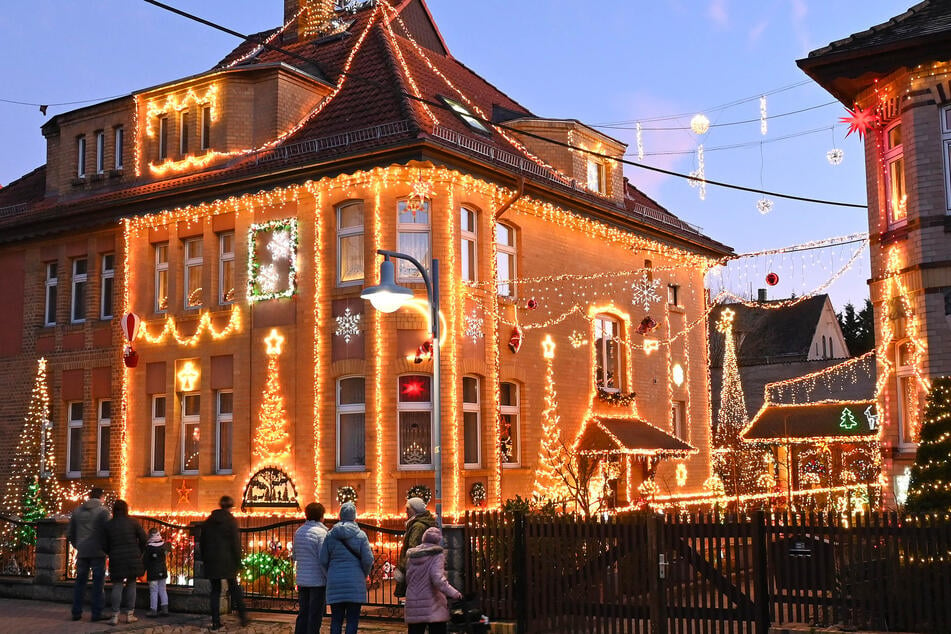 Da bleiben Weihnachts-Fans gerne stehen: Das Haus von Familie Papenfuß aus Borsdorf (Landkreis Leipzig) leuchtet.