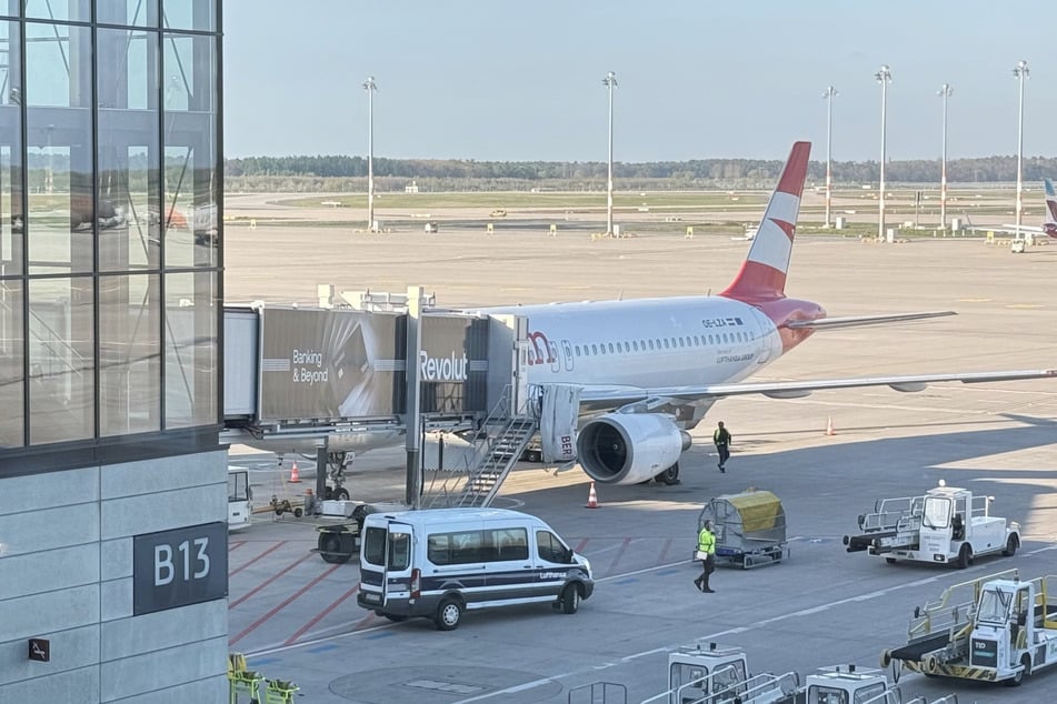 Berlin: Er sollte abgeschoben werden: Mann randaliert in Flugzeug am BER, alle müssen raus