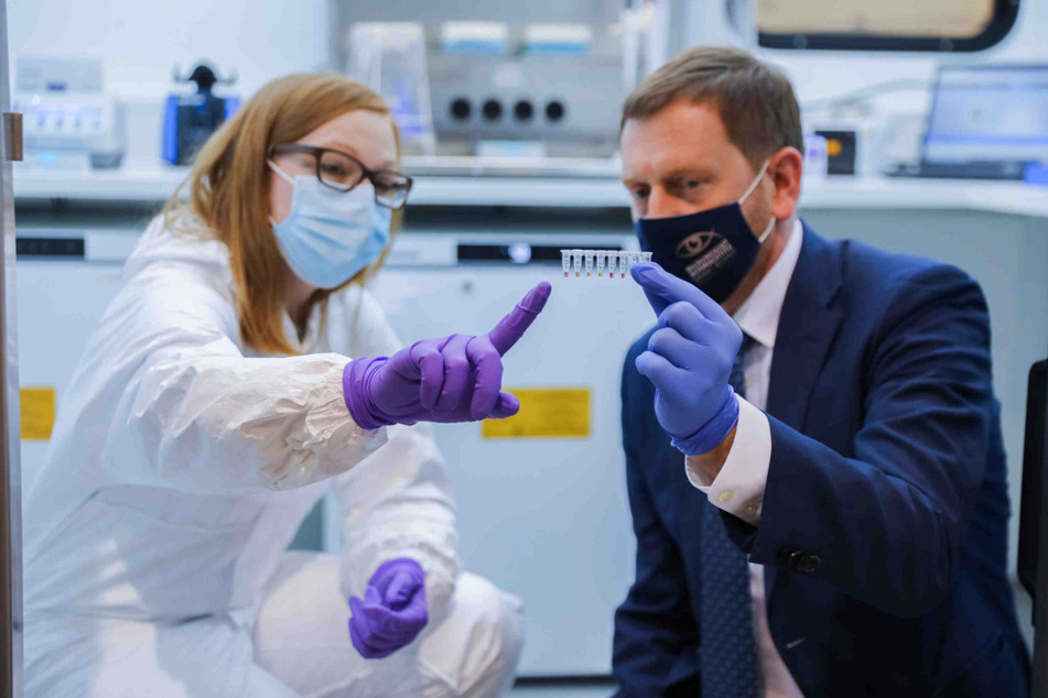 Sachsens Ministerpräsident Michael Kretschmer (45, CDU) lässt sich von einer Mitarbeiterin der Fraunhofer-Gesellschaft das Analyseverfahren erklären.