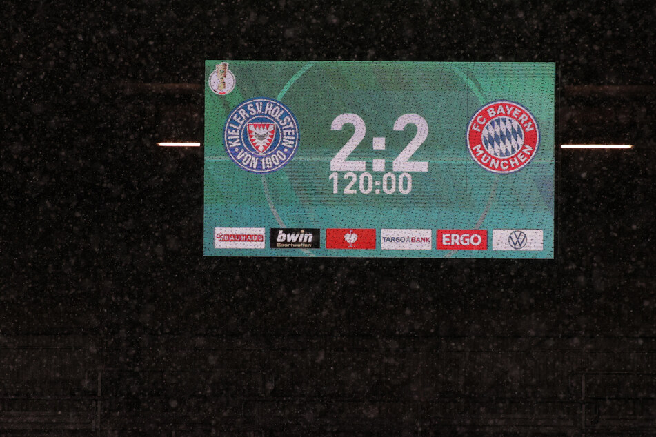 Während des Pokalspiels zwischen Holstein Kiel und dem FC Bayern München kam es in Kiel zu einem kuriosen Polizeieinsatz.