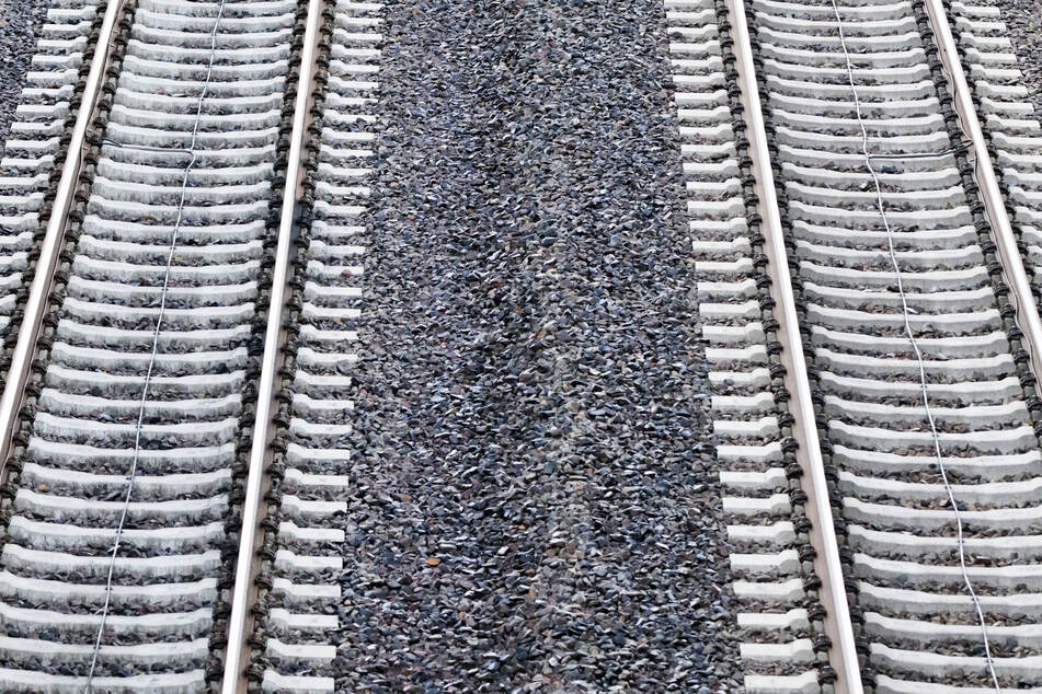 Bahnschienen in Bayern haben sich unter den hohen Temperaturen verzogen. Nun müssen die Strecken repariert werden. (Symbolbild)