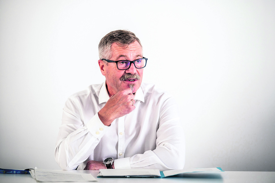 Leiter des Wahlgeschehens: Ordnungsbürgermeister Miko Runkel (60, parteilos) sucht noch Wahlhelfer.