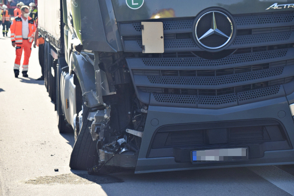 Der Fahrer des Lastwagens war mit seinem Gefährt auf der A96 in Bayern in den Renault des Mannes gekracht.