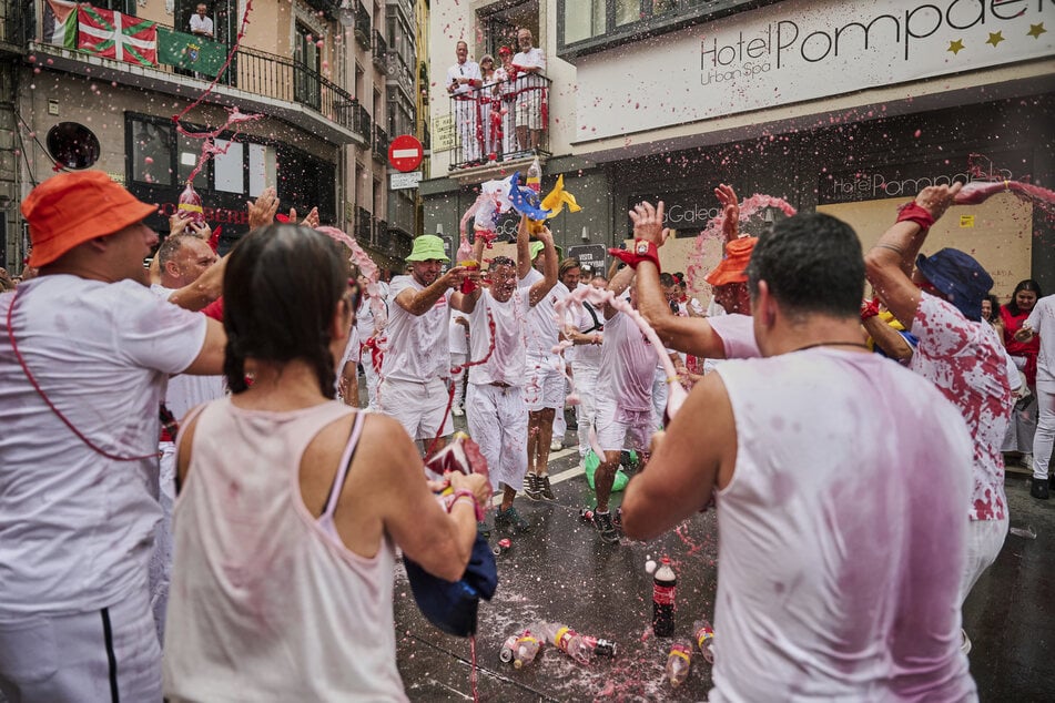 In Pamplona hat das Sanfermín-Fest offiziell begonnen. Neben den Stierkämpfen gibt es zahlreiche Konzerte und Prozessionen.