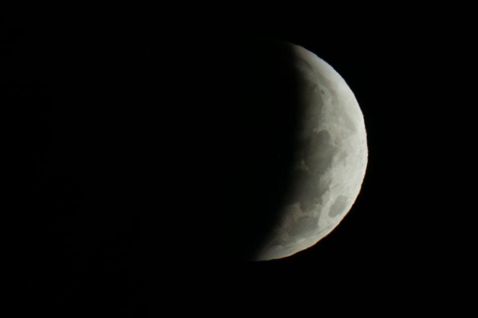Bei der Mondfinsternis verdunkelt der Schatten der Erde den Mond.