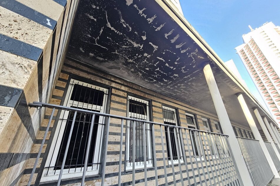 Die Decke lässt erahnen wie schwer die Flammen gewütet haben.