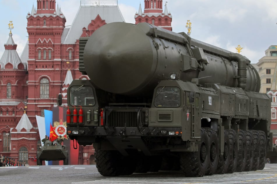 Russland: eine strategische russische Atomrakete bei einer Militärparade zum Tag des Sieges auf dem Roten Platz.