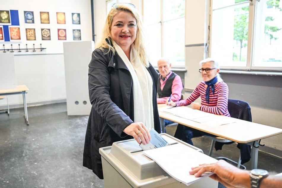 Dr. Kristin Brinker gab sichtlich gut gelaunt in einem Wahllokal in Steglitz ihre Stimme ab.