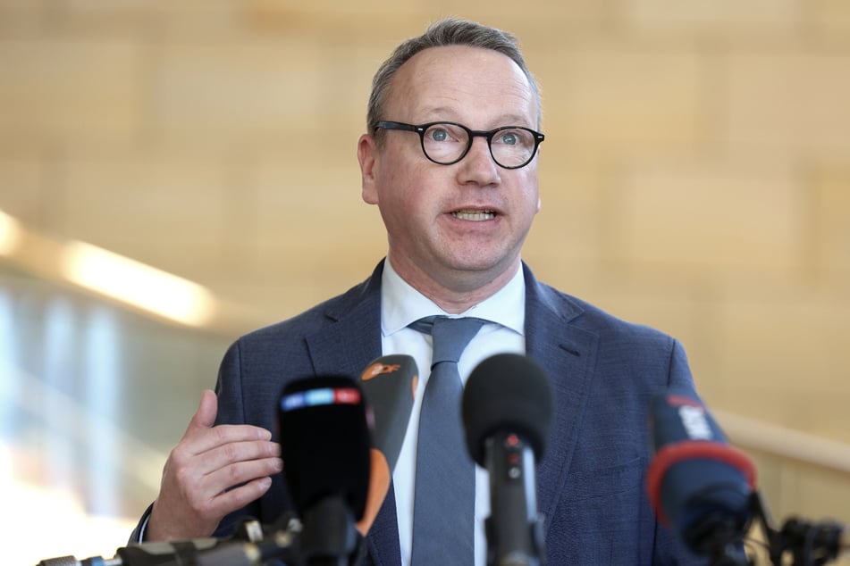 NRW-Justizminister Benjamin Limbach (55, Grüne) sieht bei der AfD Anhaltspunkte dafür, dass die Demokratie angegriffen wird.