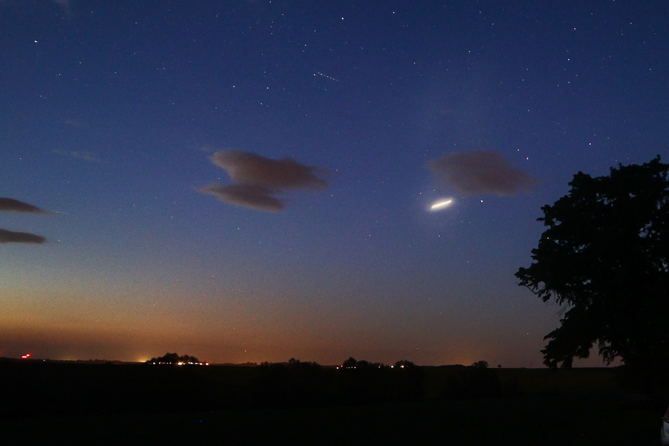 Dieser helle Lichtstahl wurde am gestrigen Donnerstag über Mittelsachsen gesichtet. Was steckt dahinter?