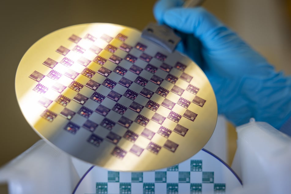 Diese in einem Reinraum gefertigte Waferplatte enthält Chips, die für Smartphones verwendet werden.