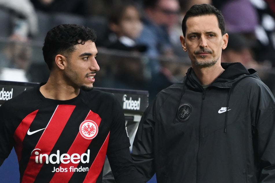 Eintracht-Coach Dino Toppmöller (43, r.) will seinen Topscorer Omar Marmoush (25) gerne fit und gesund aus der Länderspielpause zurückhaben.