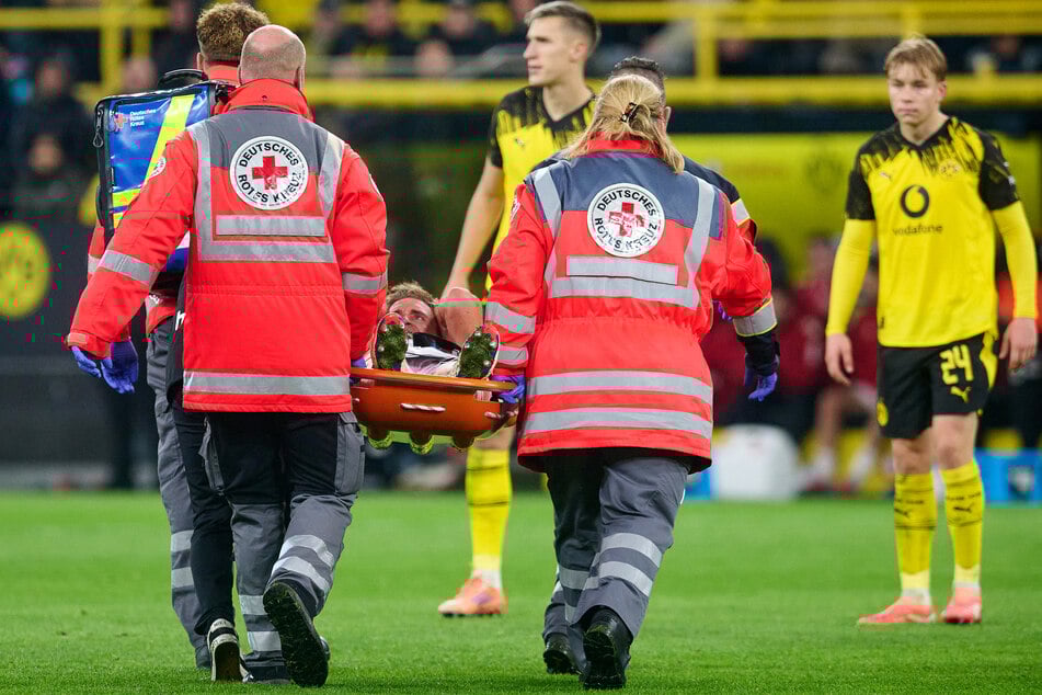 Der Kölner Verteidiger Timo Hübers verletzte sich bei einem Zweikampf schwer am Knie.