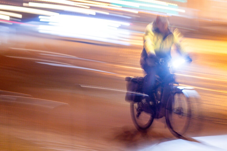 Radler in Straßengraben geschleudert: Mann stirbt im Krankenhaus