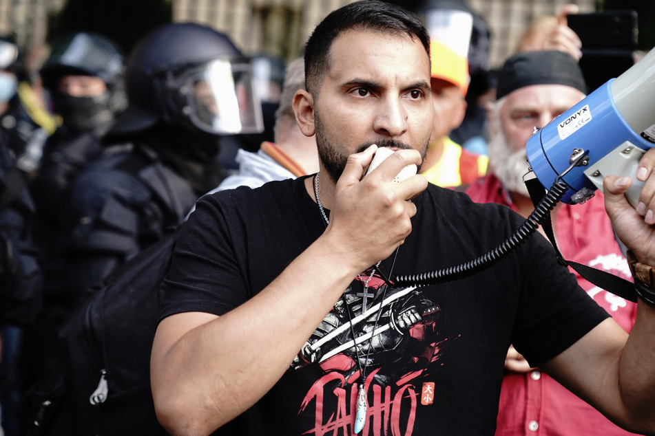 Attila Hildmann (40) spricht vor der russischen Botschaft bei einer Demonstration gegen die Corona-Maßnahmen. Der Wut-Koch ist inzwischen in die Türkei geflüchtet.