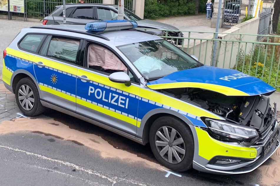 Vier Verletzte! Audi-Fahrer will vor Polizei flüchten und kracht in Streifenwagen