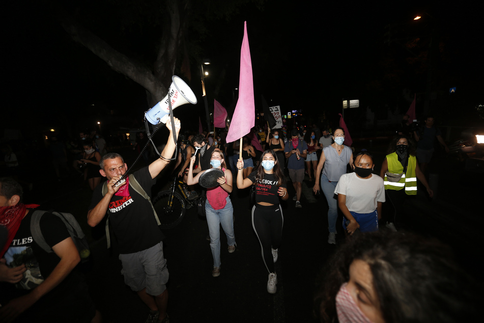 Tel Aviv: Demonstranten nehmen trotz eines landesweiten Lockdowns aufgrund der Corona-Pandemie an einem Protest gegen den Premierminister Netanjahu teil.
