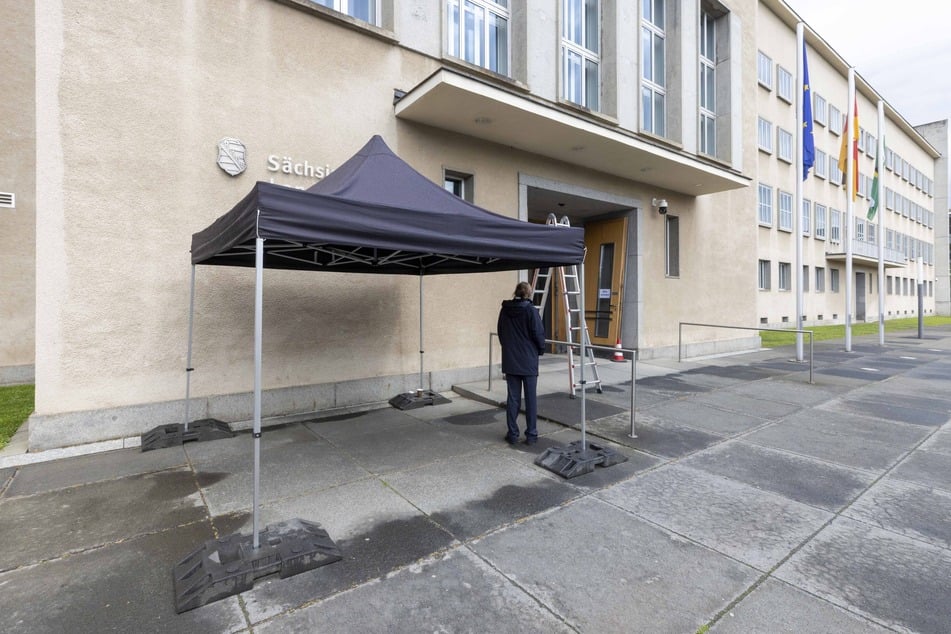 Der Pavillon wurde eigens für die Security für die Zeit aufgestellt, in der die Sicherheitsverriegelung ausgefallen war.