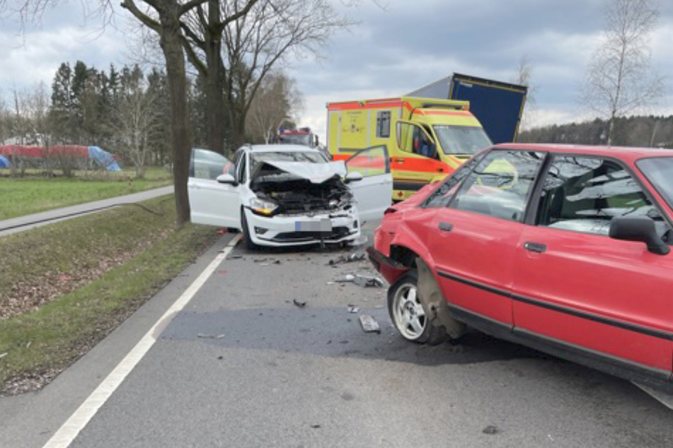 Autofahrer (66) übersieht stehendes Fahrzeug: Drei Verletzte bei Crash