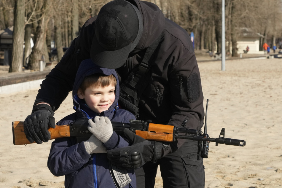 Selbst Kindern wird anscheinend die Handhabung eines Kalaschnikow-Sturmgewehrs gezeigt.