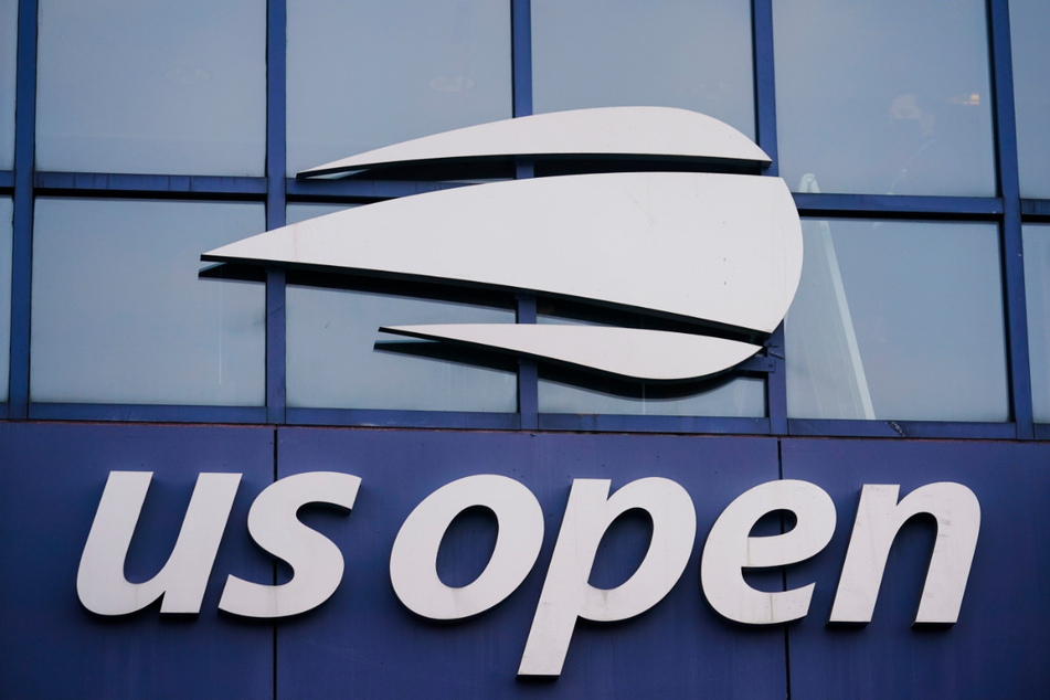 Das US Open Logo am Arthur-Ashe-Stadion im USTA Billie Jean King National Tennis Center.
