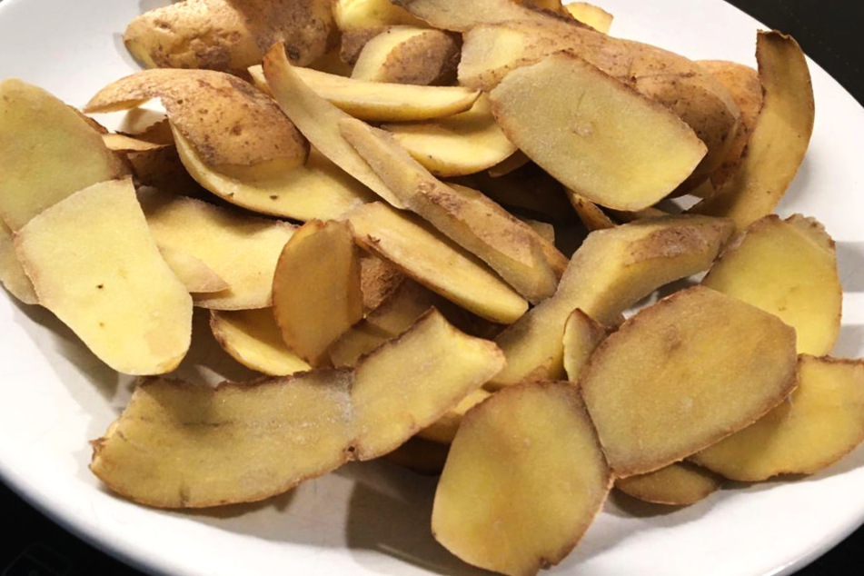 Papa bietet Kindern Kartoffelschalen an, diese staunen nicht schlecht!