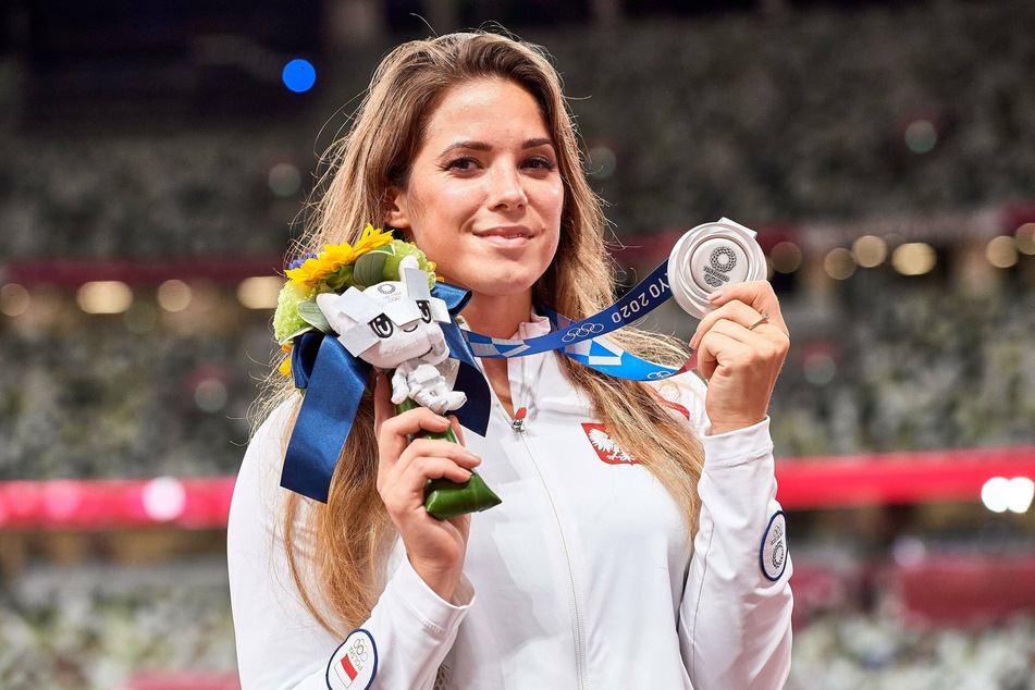 Maria Andrejczyk won silver at the Tokyo 2020 women's javelin throw.