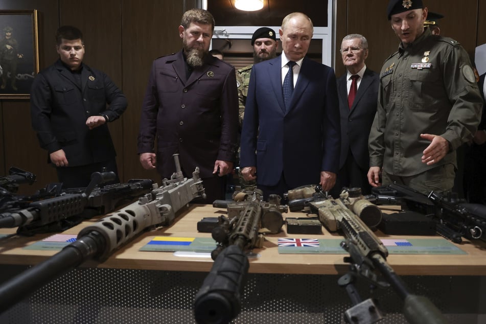 Der russische Präsident Wladimir Putin inspiziert in Begleitung des tschetschenischen Machthabers Ramsan Kadyrow militärische Trophäen der Nato, die in den Kämpfen in der Ukraine erbeutet wurden, während seines Besuchs an der Universität der russischen Spezialeinheiten in Gudermes.