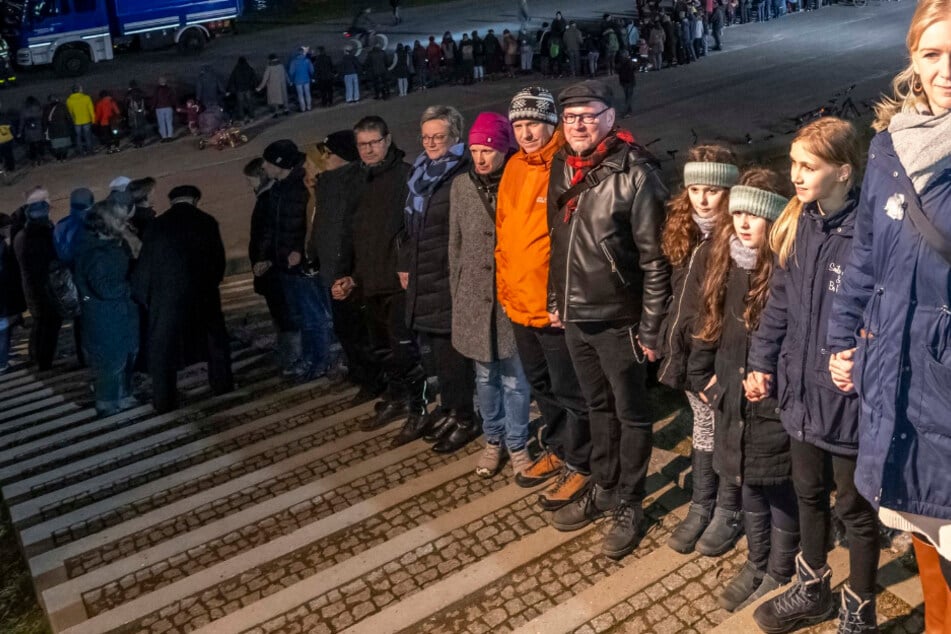 Dresden: Dresdens starkes Symbol: 13.000 Menschen Hand in Hand