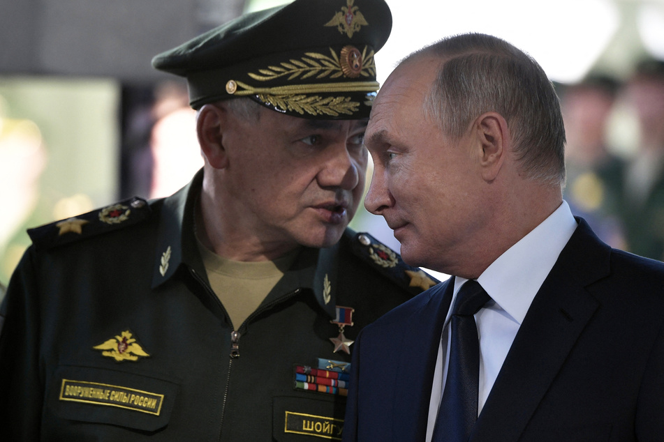 Russian Defense Minister Sergei Shoigu (l.) has been dismissed by President Vladimir Putin in a major shake-up announced Sunday evening.