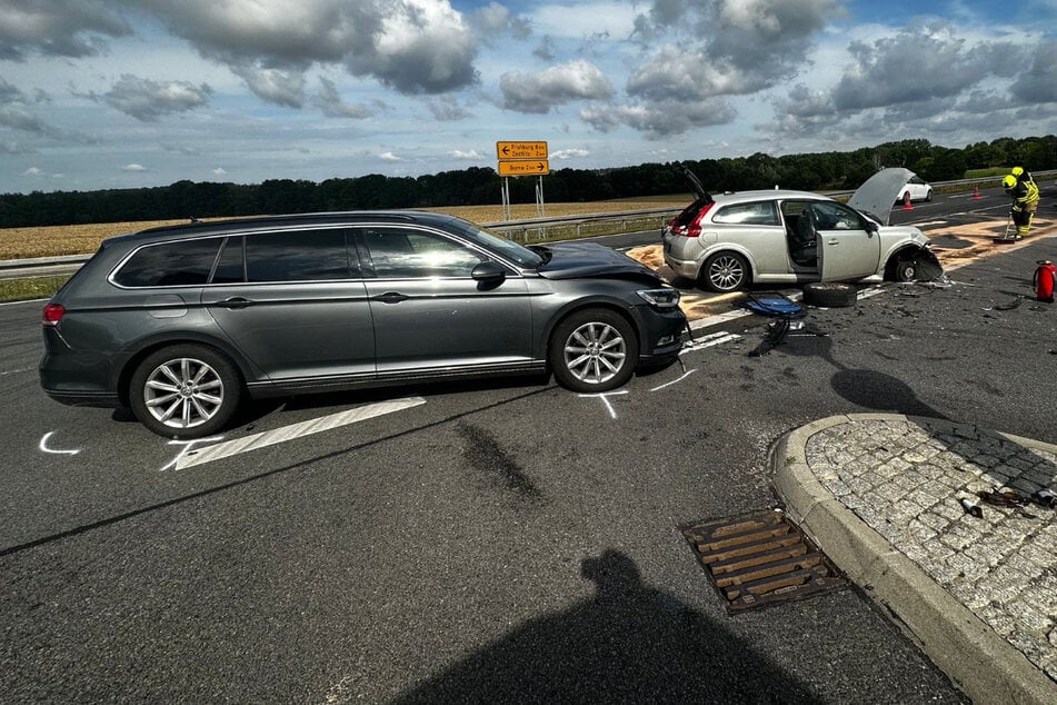 Autos krachen frontal ineinander: Ein Verletzter bei Unfall auf der S51