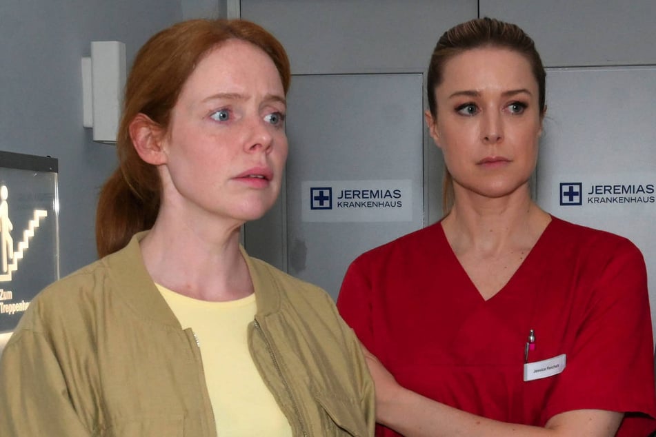 Jessica (r.) erklärt Toni, wie das Ergebnis des DNA-Tests zustande gekommen ist.