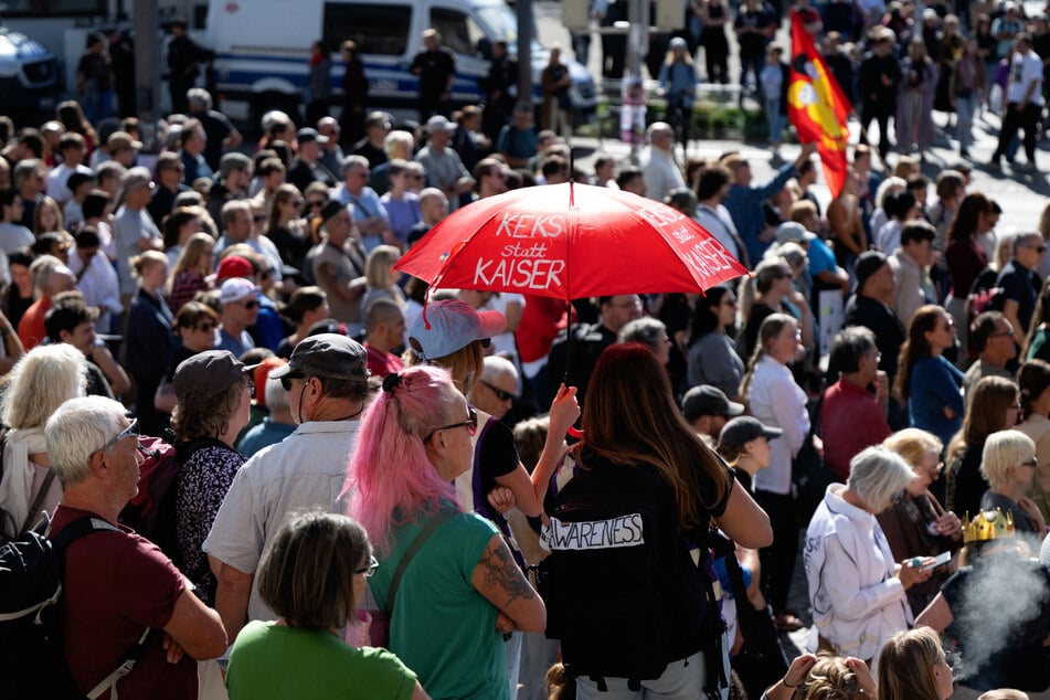 Zur gleichen Zeit hatten sich auch viele Gegendemonstranten getroffen, die weit in der Überzahl waren.