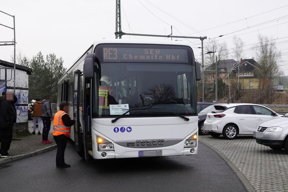 Mit Bussen wurden die Fahrgäste des Unfallzugs zum Chemnitzer Hauptbahnhof transportiert.