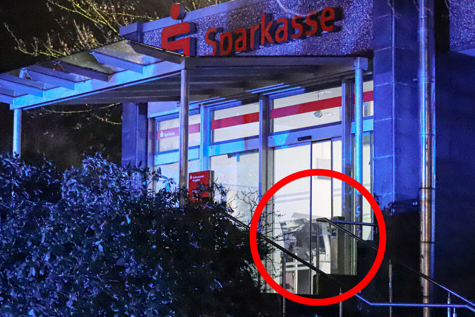 In dieser Sparkasse in Wuppertal wurde ein Geldautomat gesprengt.